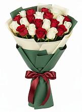 Букет Микс из красных и белых роз в Ахты
