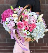 Композиция солнечный день в Ахты Цветочная композиция из Розы, Хризантемы, Пионы и Лизиантусы в корзине в Ахты