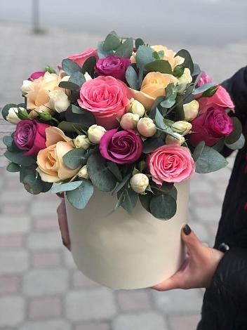 Цветочная композиция из Розы в шляпной коробке в Ахты