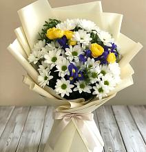 Букет цветов из:  Ирисы, Хризантемы и Розы в Ахты