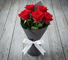 Букет 5 Красных роз Эдлесс Лав в Ахты