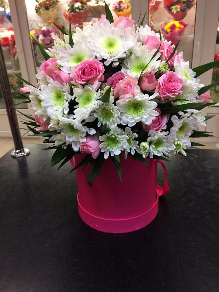 Цветочная композиция из Розы и Хризантемы в шляпной коробке в Ахты