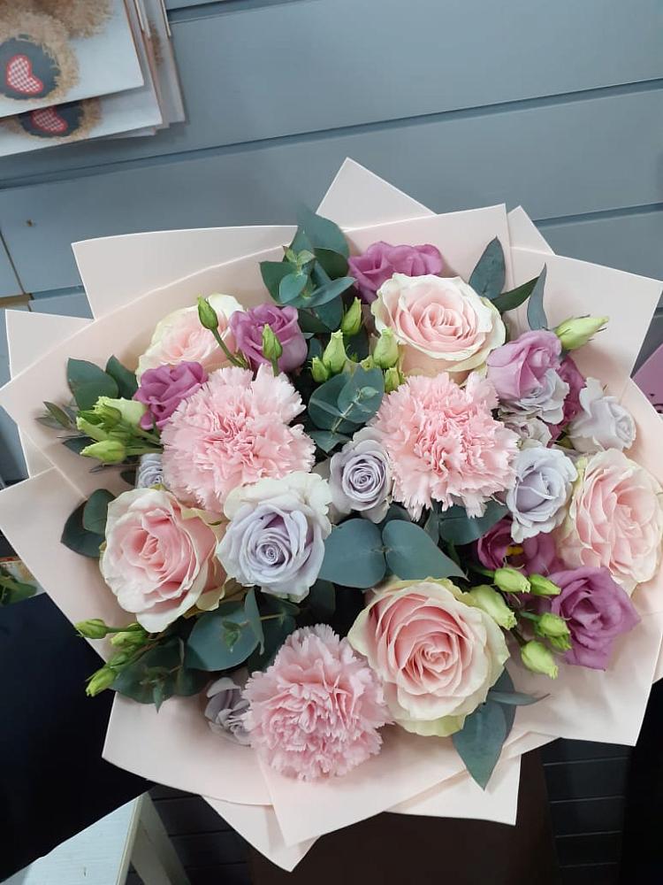 Букет цветов из: Розы, Гвоздики и Лизиантусы в Ахты