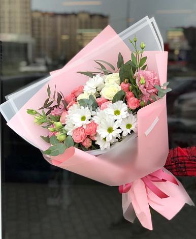 Букет цветов из: Розы, Лизиантусы и Хризантемы в Ахты