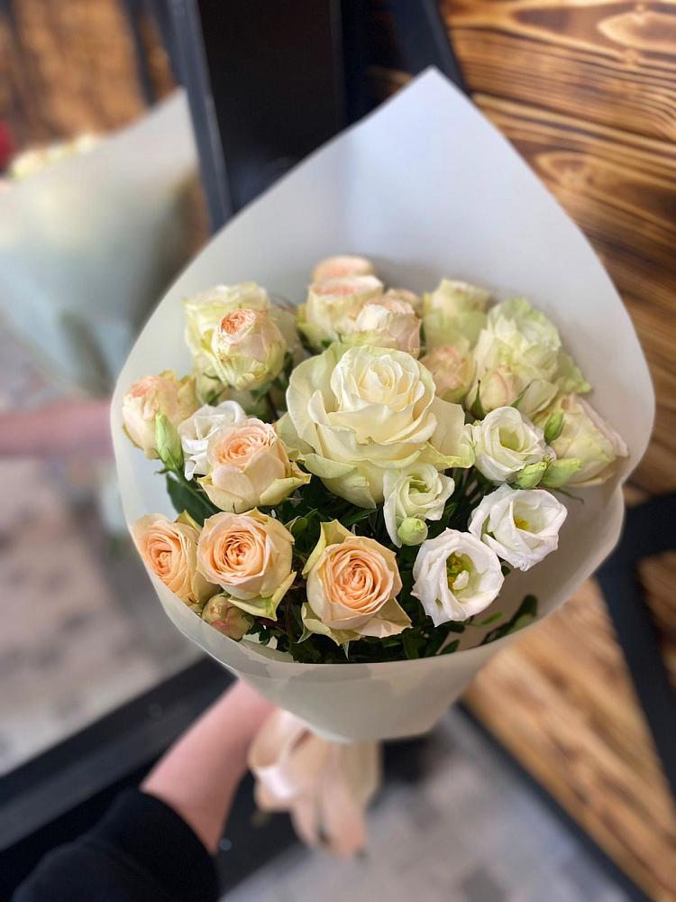 Букет цветов из: Розы и Лизиантусы в Ахты